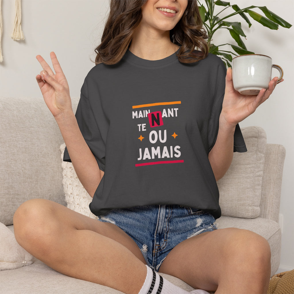T-shirt Graphique Phrase Française — "Maintenant' Ou Jamais"