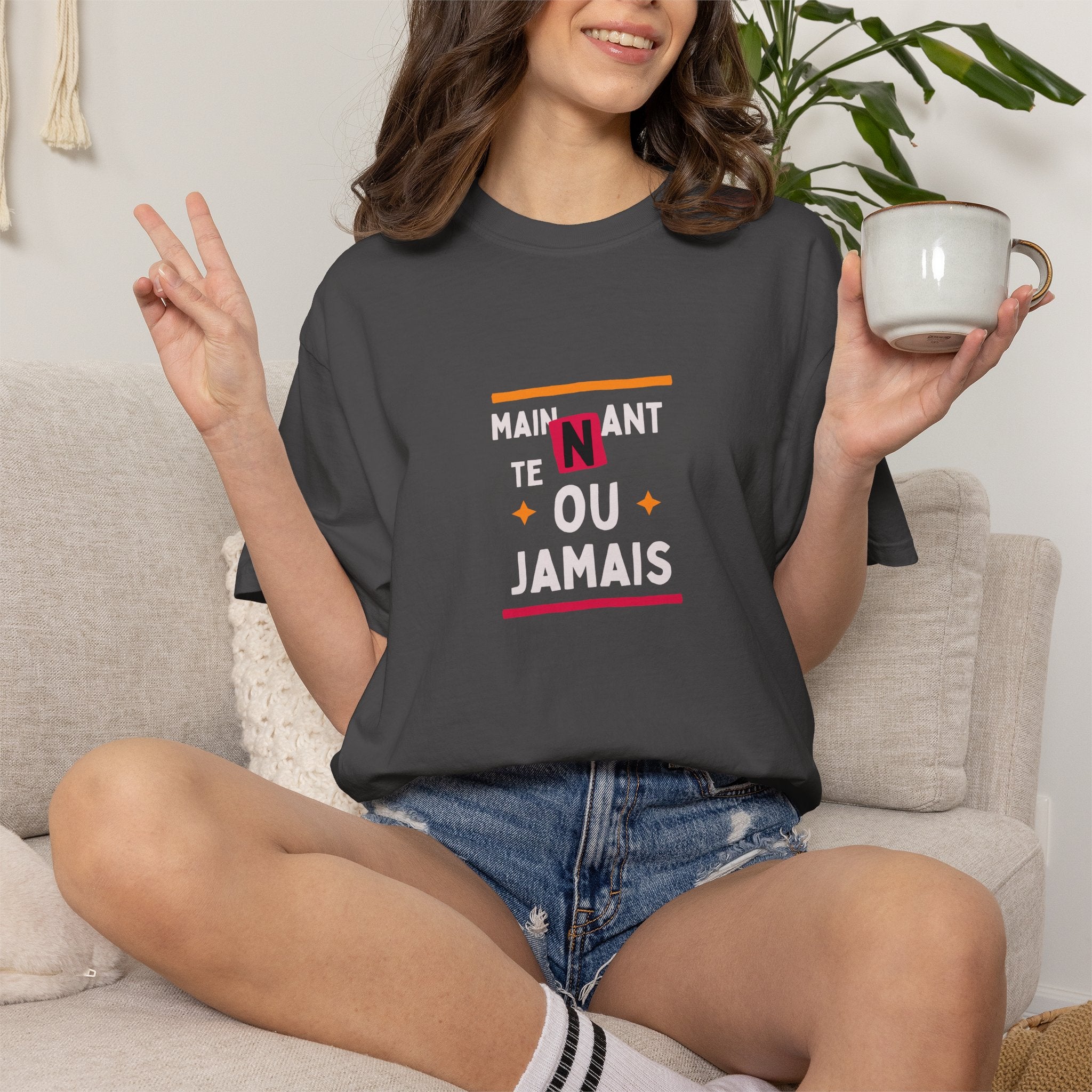 T-shirt Graphique Phrase Française — "Maintenant' Ou Jamais"