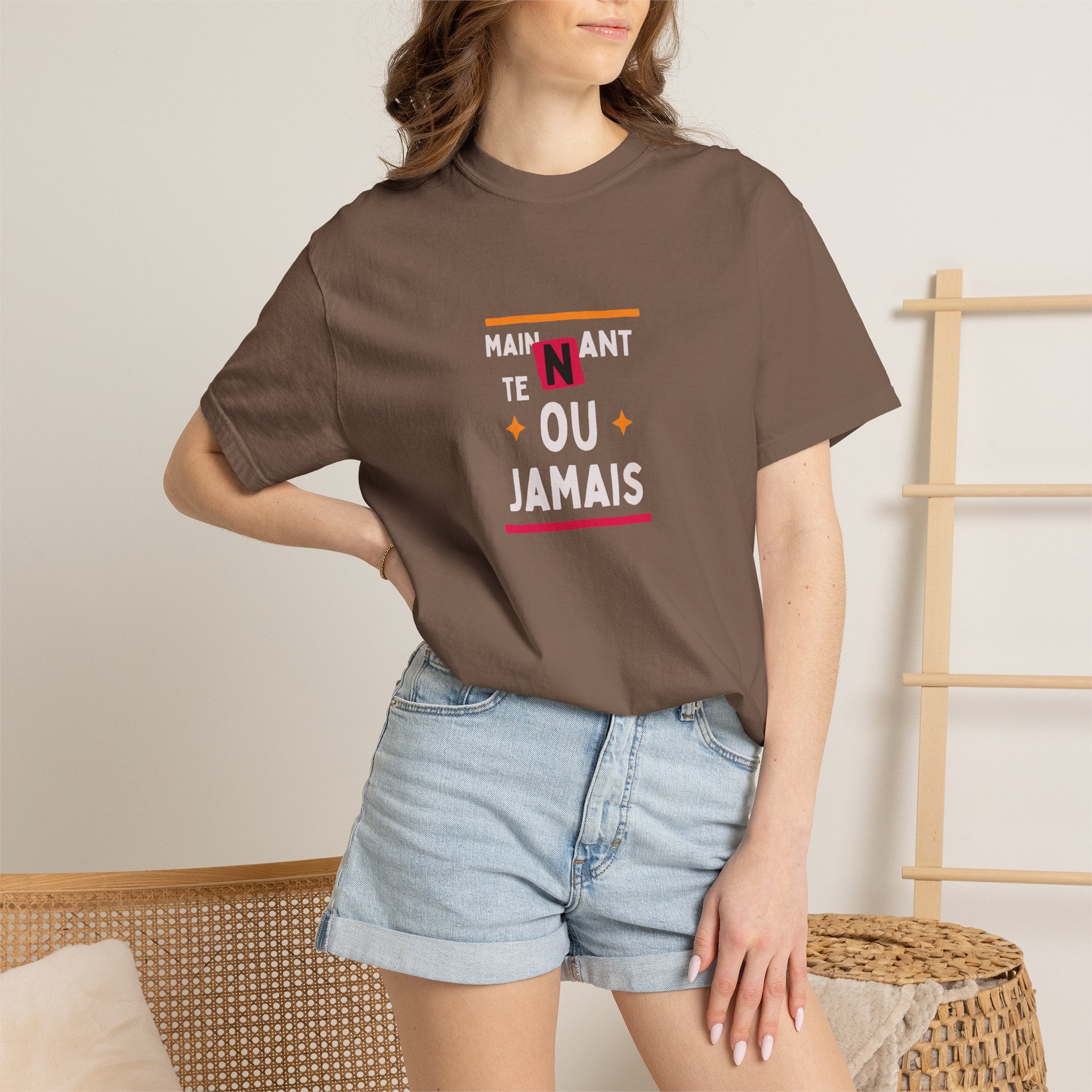 T-shirt Graphique Phrase Française — "Maintenant' Ou Jamais"