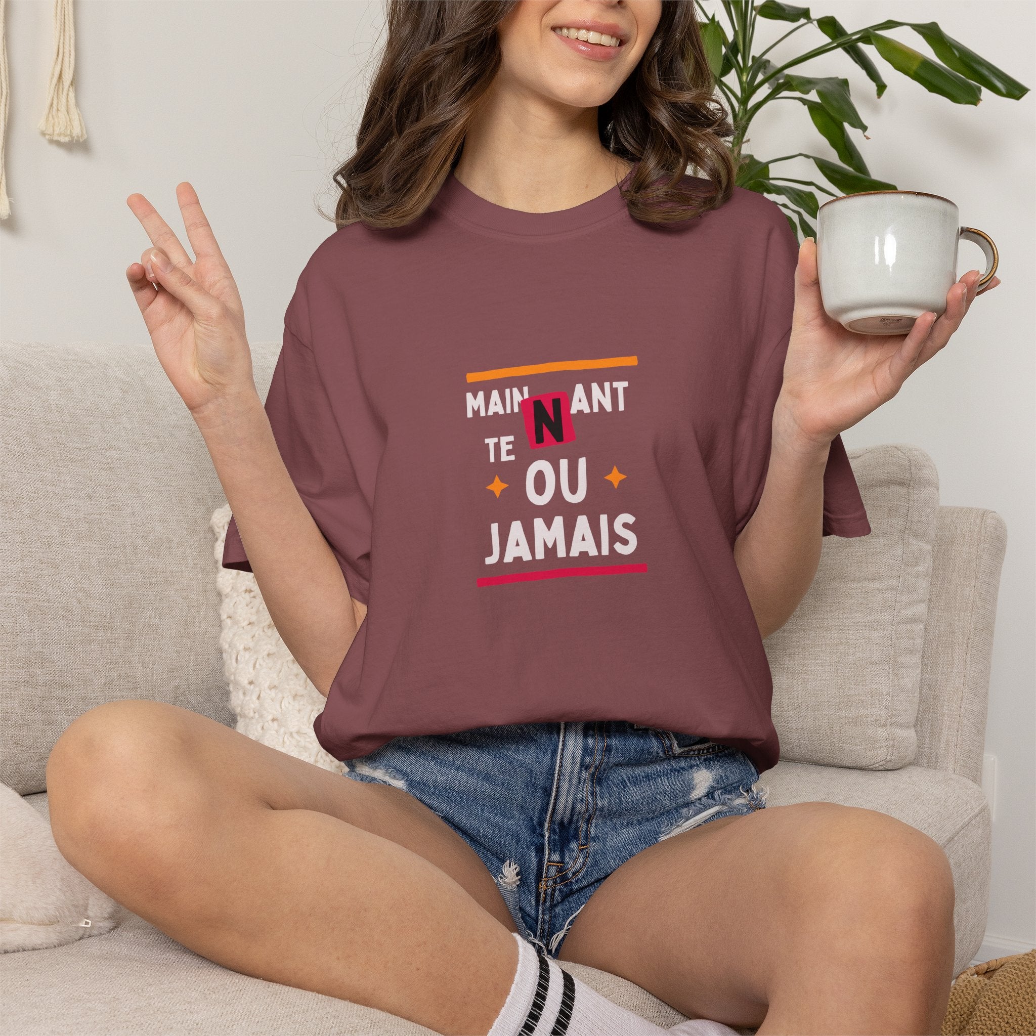 T-shirt Graphique Phrase Française — "Maintenant' Ou Jamais"