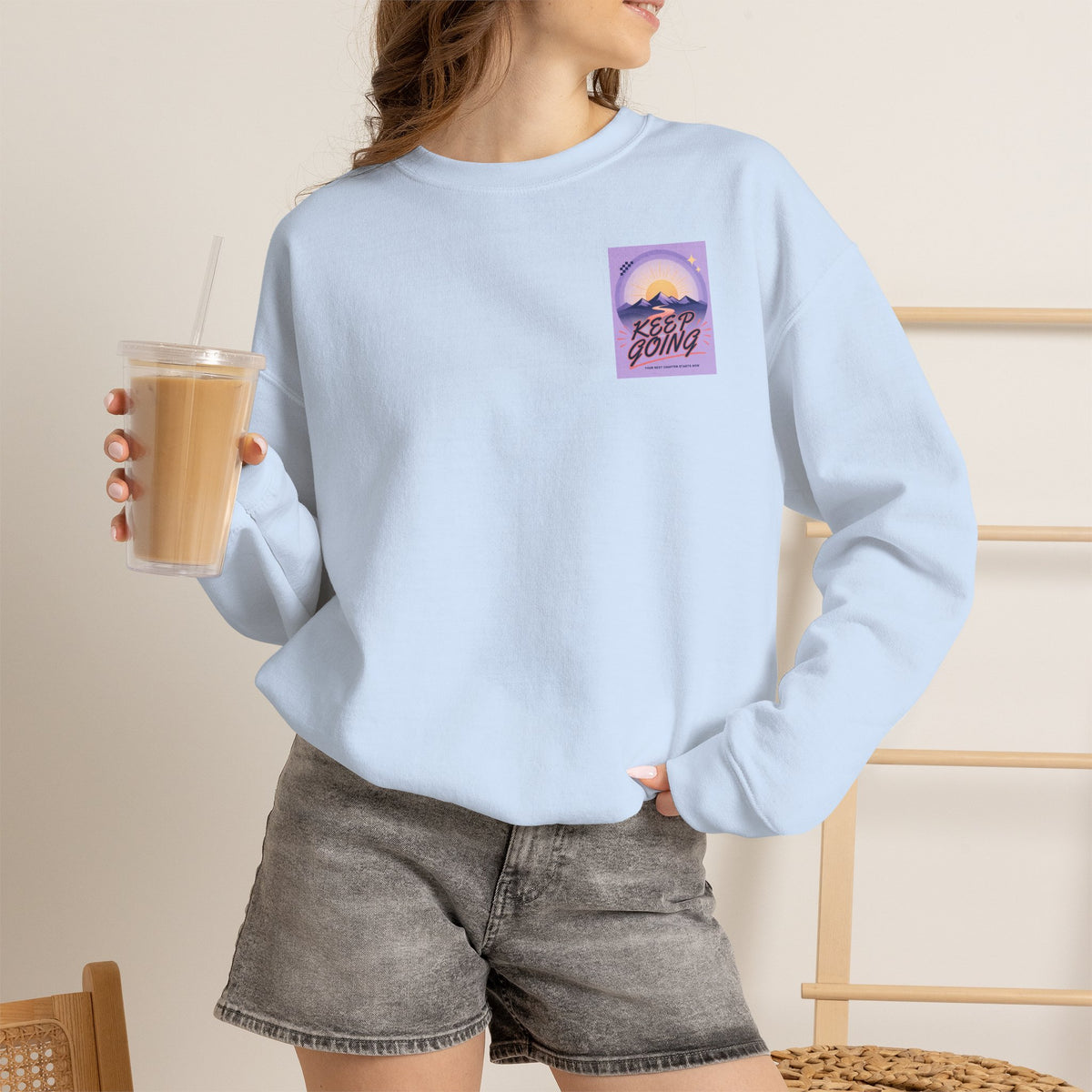 Sweat-shirt col rond à motif montagne « Continuez votre chemin »