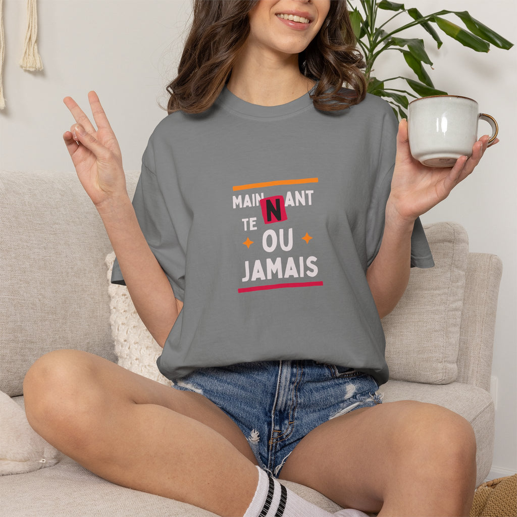 T-shirt Graphique Phrase Française — "Maintenant' Ou Jamais"