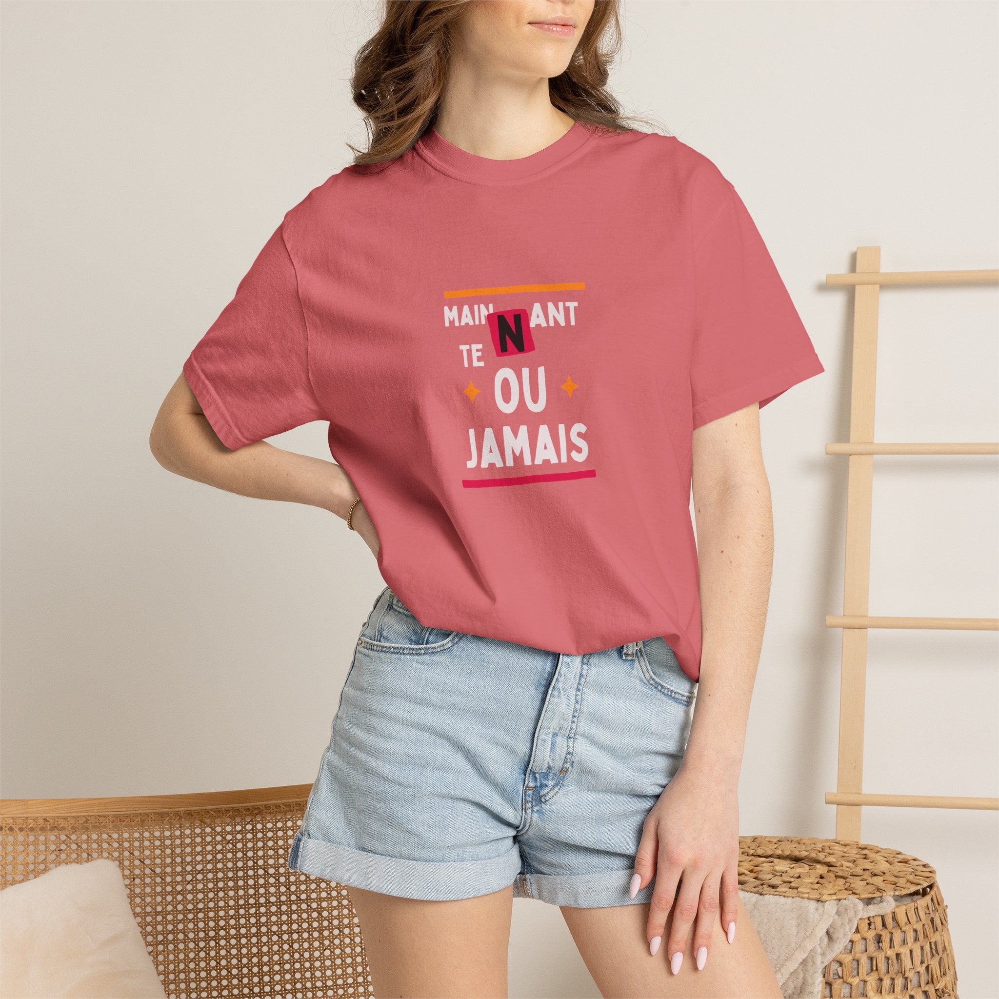 T-shirt Graphique Phrase Française — "Maintenant' Ou Jamais"