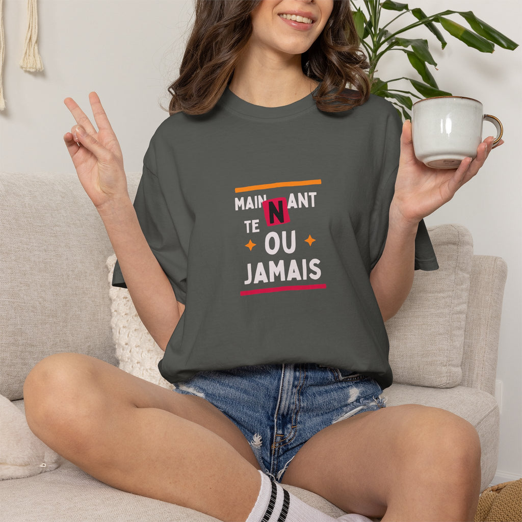 T-shirt Graphique Phrase Française — "Maintenant' Ou Jamais"