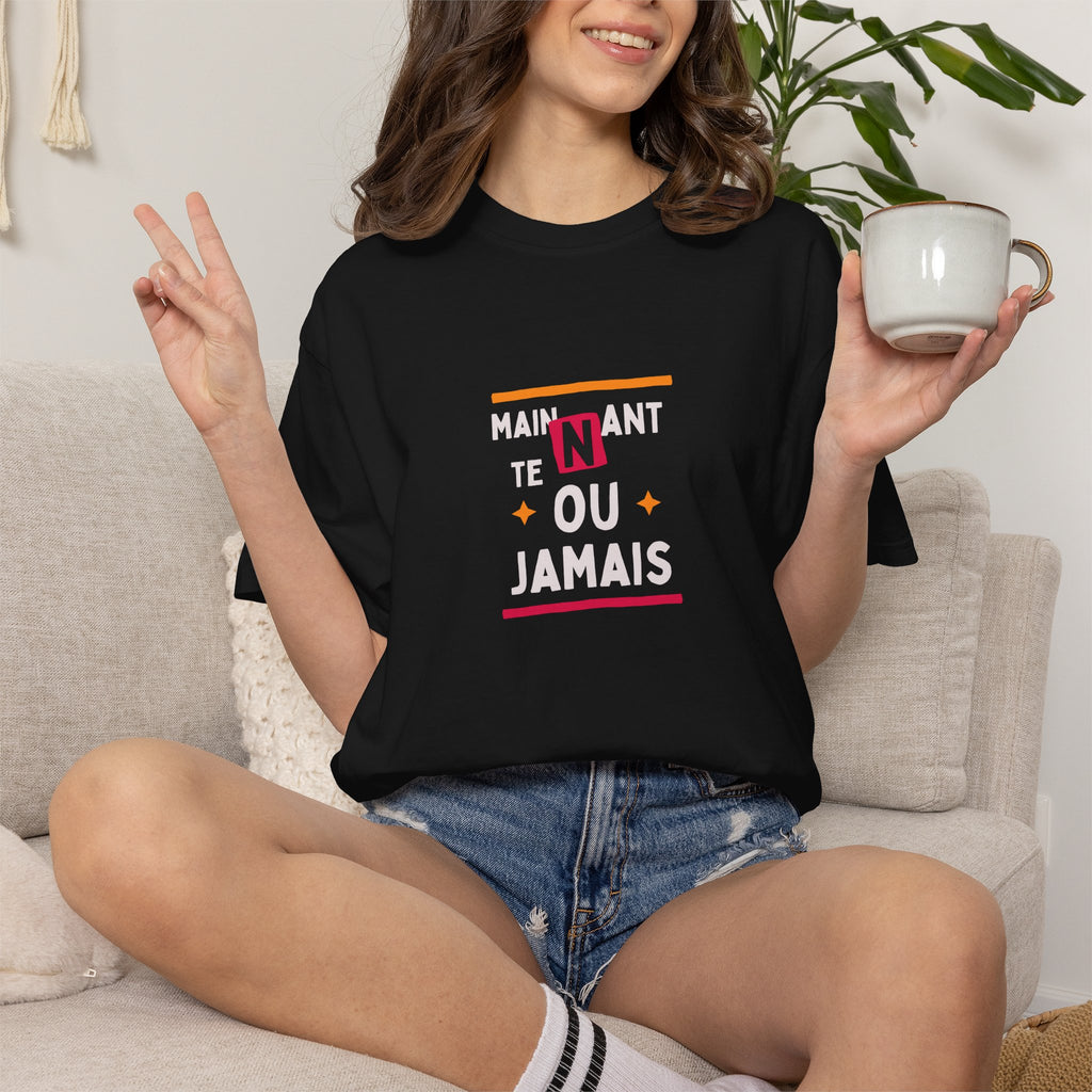 T-shirt Graphique Phrase Française — "Maintenant' Ou Jamais"