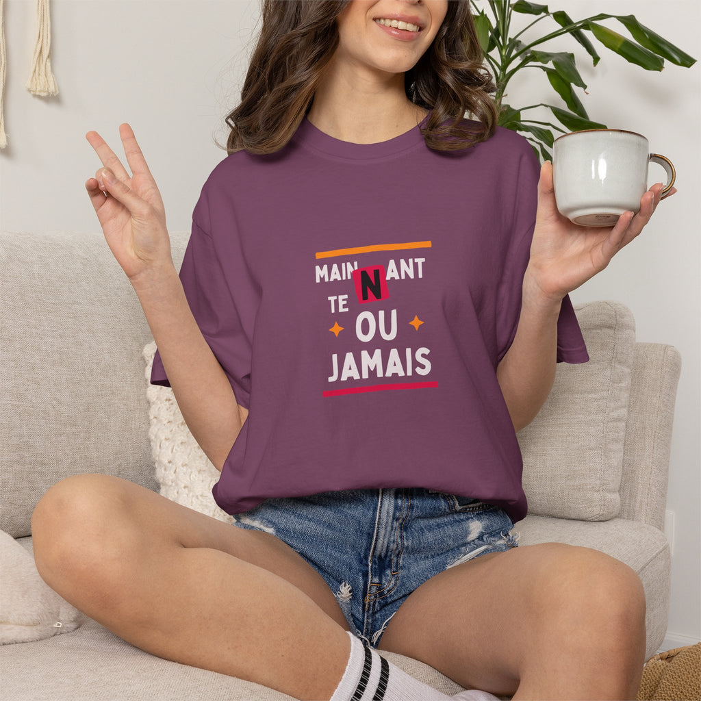 T-shirt Graphique Phrase Française — "Maintenant' Ou Jamais"