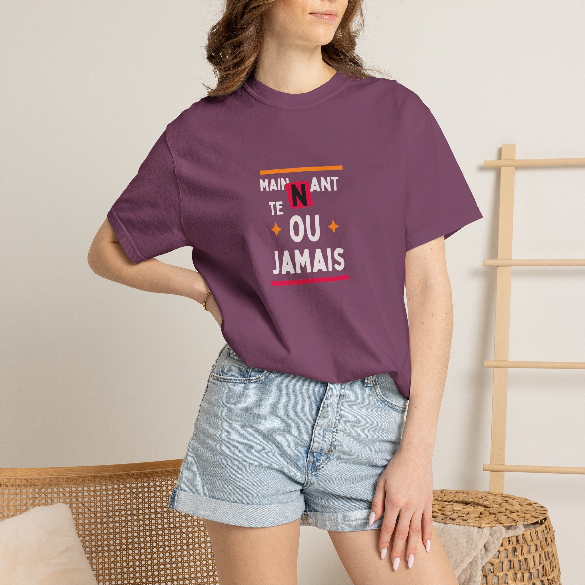 T-shirt Graphique Phrase Française — "Maintenant' Ou Jamais"