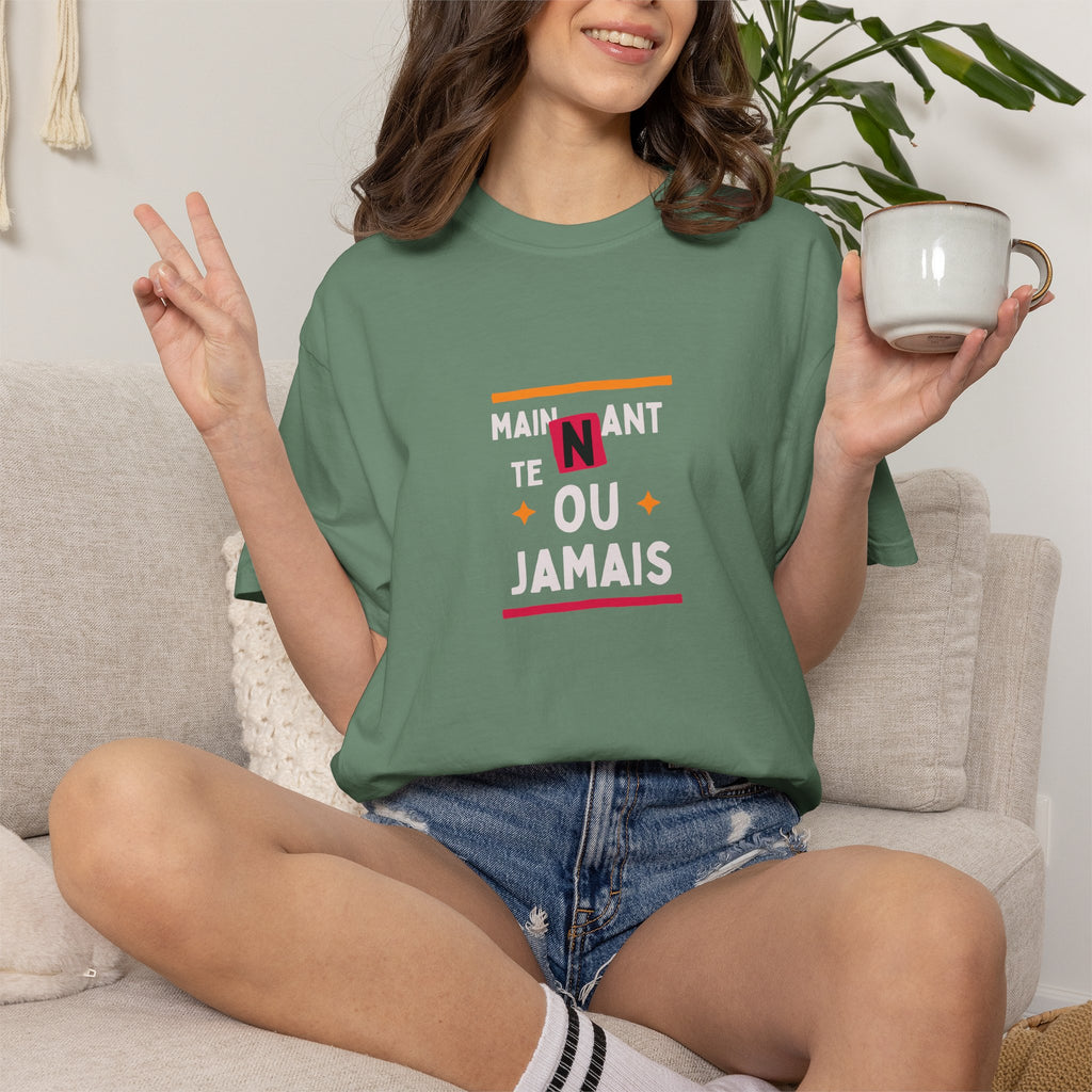 T-shirt Graphique Phrase Française — "Maintenant' Ou Jamais"