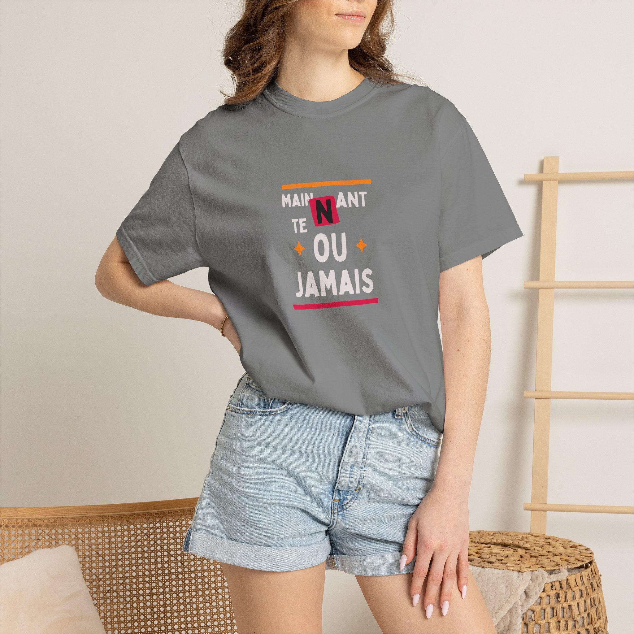 T-shirt Graphique Phrase Française — "Maintenant' Ou Jamais"