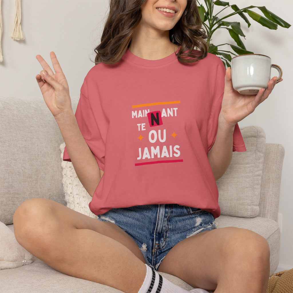 T-shirt Graphique Phrase Française — "Maintenant' Ou Jamais"